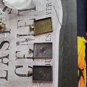 10 Silver, 10 brass & 10 bronze toned trays with 35 glass inserts